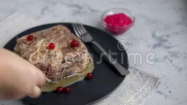 带肉，猪肉和鸡肉的果冻。 传统的俄罗斯菜，放在碗里的辣根旁边的深色盘子里